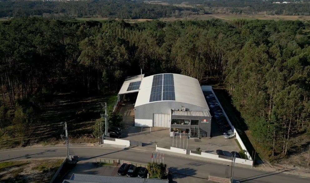 Painéis fotovoltaicos instalados na unidade da Neckmolde